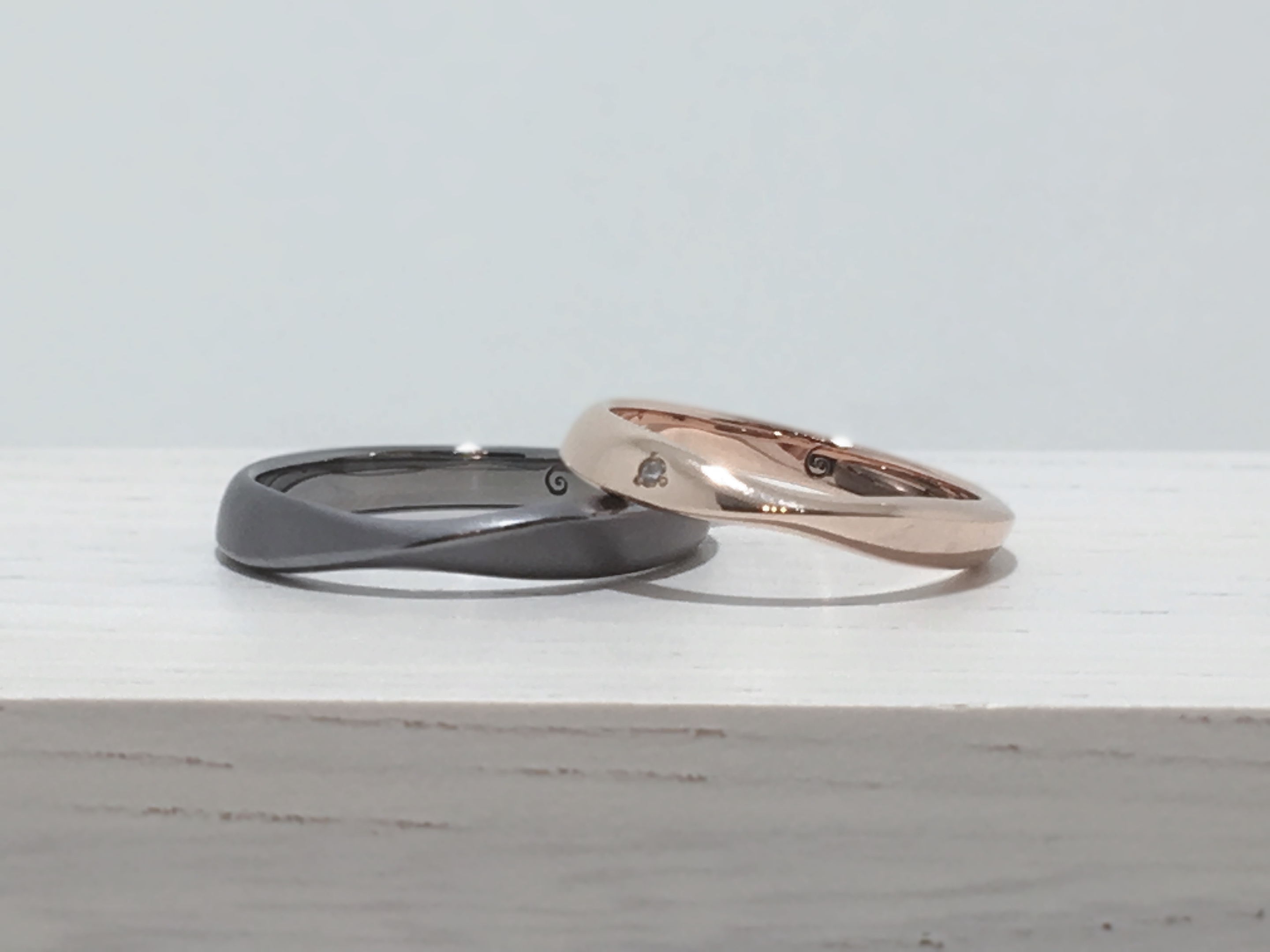 タンタルの黒い結婚指輪とピンクゴールドの結婚指輪のペア